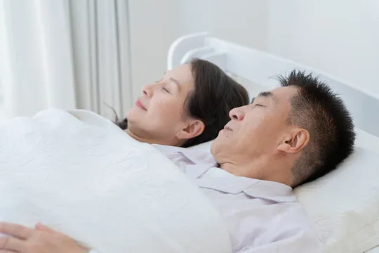 安らかに眠る夫婦